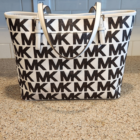 Michael Kors Tote Bag and Wallet - Picture 5 of 14